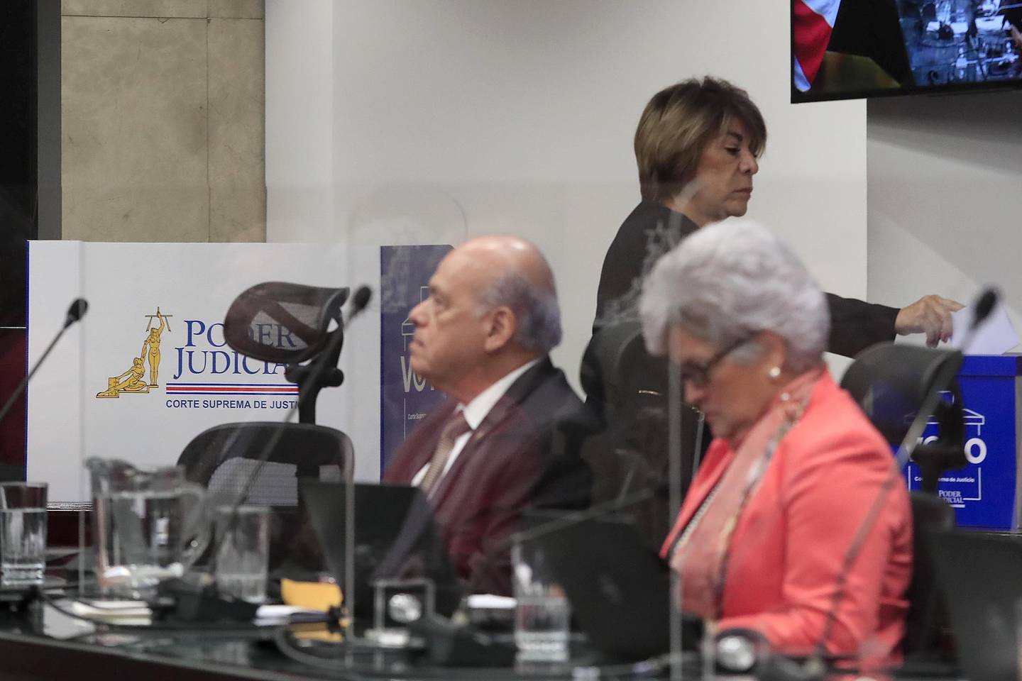 Una persona con un micrófono
Descripción generada automáticamente con confianza baja